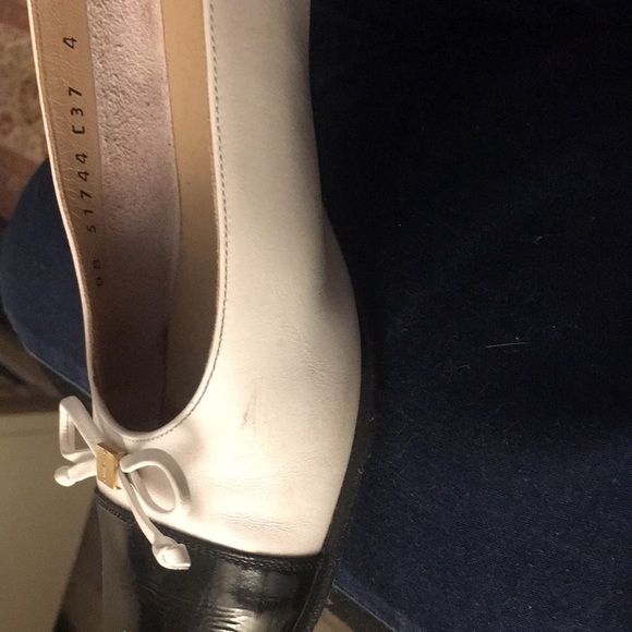 Salvatore Ferragamo Ivory and Black Leather Bow Pumps•Size 37 C - 6,5 US size. - Picture 8 of 8